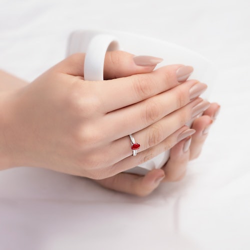 Pierścionek zaręczynowy SAVICKI: białe złoto, rubin, diamenty